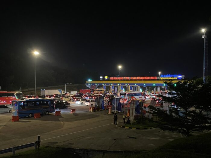 Tol Semarang Padat Merayap, One Way Di Km 428 Sampai