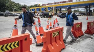 Sopir Lupa Rem Tangan, Sebuah Truk Nyelonong Sendiri di Tol Semarang