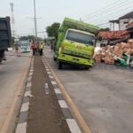 Truk Paket Barang Terguling Di Jalur Pantura Kendal