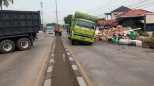 Sebuah Truk Paket Barang Terguling di Jalur Pantura Kendal, Lalu Lintas Sempat Dialihkan