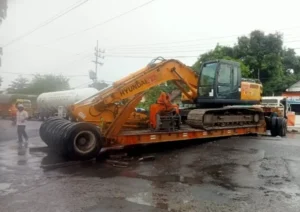 Hampir 2 Jam Truk Pengangkut Backhoe Bikin Pelabuhan Ketapang Banyuwangi Macet