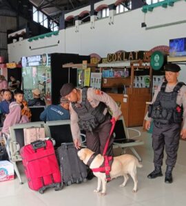 Unit Satwa K-9 Polrestabes Semarang Sterilkan Stasiun Tawang untuk Amankan Mudik 2024