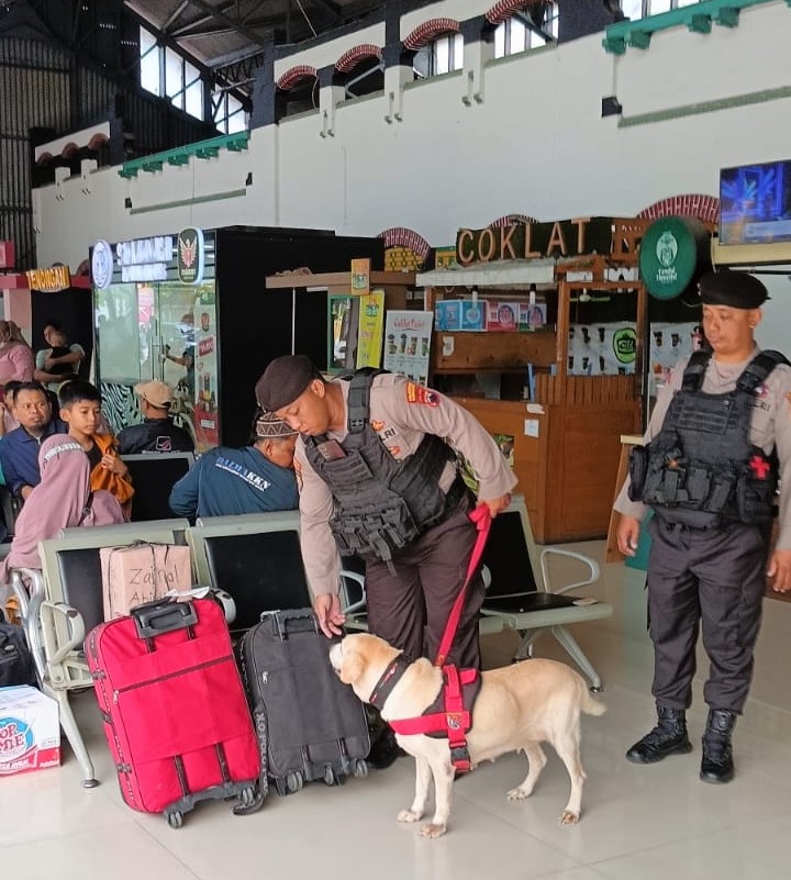 Unit Satwa K 9 Polrestabes Semarang Sterilkan Stasiun Tawang Untuk Amankan