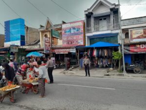 Pengaturan Lalu lintas Di Pasar Tradisional, Personil Polsek Lintongnihuta Urai Kepadatan