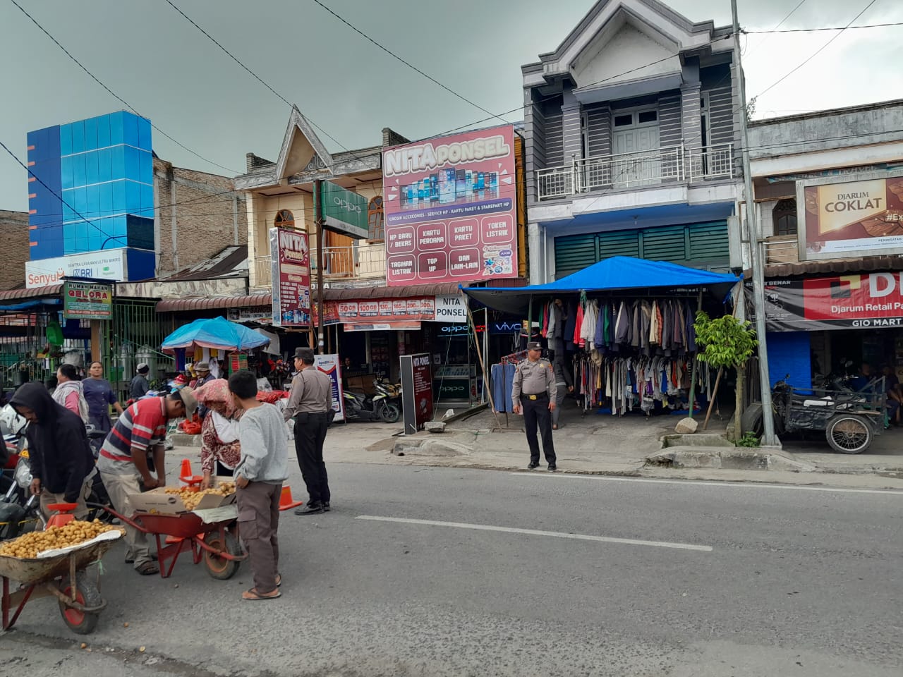 Urai Kepadatan, Personil Polsek Lintongnihuta Gelar Pengaturan Lalu Lintas Di