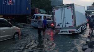 Hati-hati! Jalan Pantura Kaligawe Semarang Tergenang Rob, Ketinggian Air Capai 40 Cm