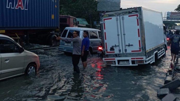 Waspada! Jalan Pantura Kaligawe Semarang Tergenang Rob, Ketinggian Air Capai