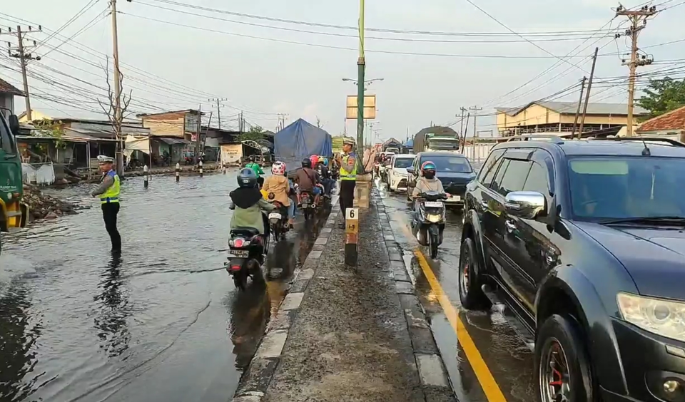 Waspada, Jalur Pantura Demak Semarang Terendam Banjir Rob