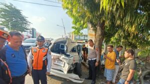 Palang Perlintasan Terlambat Turun, 1 Mobil Tertabrak KA di Semarang