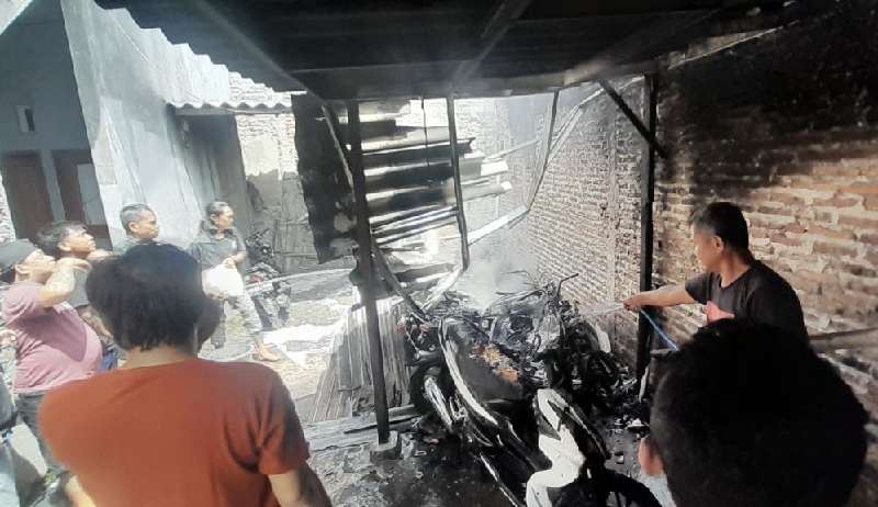 10 Motor Di Parkiran Rumah Kos Di Semarang Hangus Terbakar,