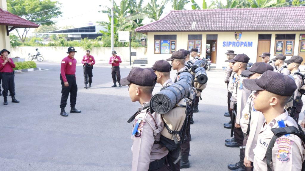 19 Bintara Remaja Ikuti Tradisi Pembaretan Di Polres Rembang