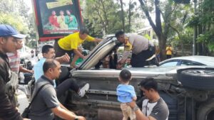 Aksi Aipda Ragil Evakuasi Penumpang dari Mobil yang Terguling