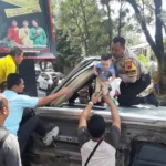 Aksi Heroik Polisi Di Semarang, Tolong Korban Mobil Terguling