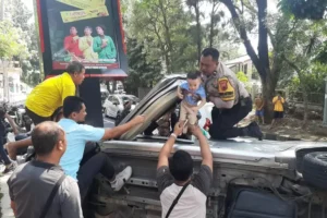 Aksi Bhabinkamtibmas Semarang, Selamatkan Balita dan Lansia saat Mobil Terguling