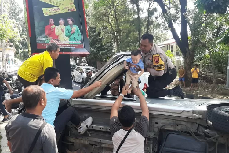 Aksi Heroik Polisi Di Semarang, Tolong Korban Mobil Terguling