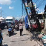 Alami Rem Blong, Truk Molen Seruduk Mobil Hingga Pagar Minimarket