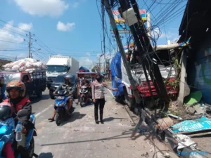 Alami Rem Blong, Truk Molen Seruduk Mobil hingga Pagar Minimarket di Semarang