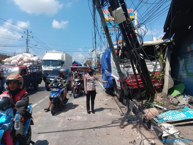 Alami Rem Blong, Truk Molen Seruduk Mobil Hingga Pagar Minimarket