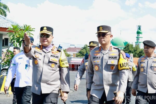 Anggota Polda Jatim Bersiaga Di Pelabuhan Ketapang Saat Wwf Berlangsung