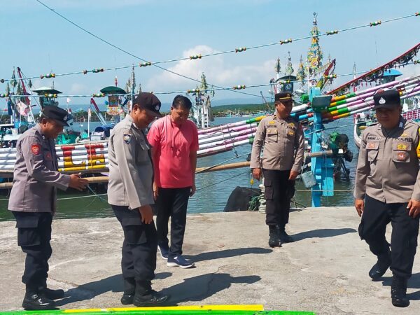 Anggota Polda Jatim Kunjungi Pelabuhan Rakyat Muncar