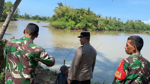 Anggota Polsek Kabat Patroli Sasar Para Pemancing