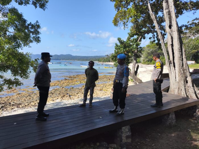 Anggota Polsek Tegaldlimo Polresta Banyuwangi Lakukan Patroli Di Pelabuhan Rakyat