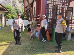 Anggota Polsek Tegaldlimo Polresta Banyuwangi Patroli di Pelabuhan Rakyat