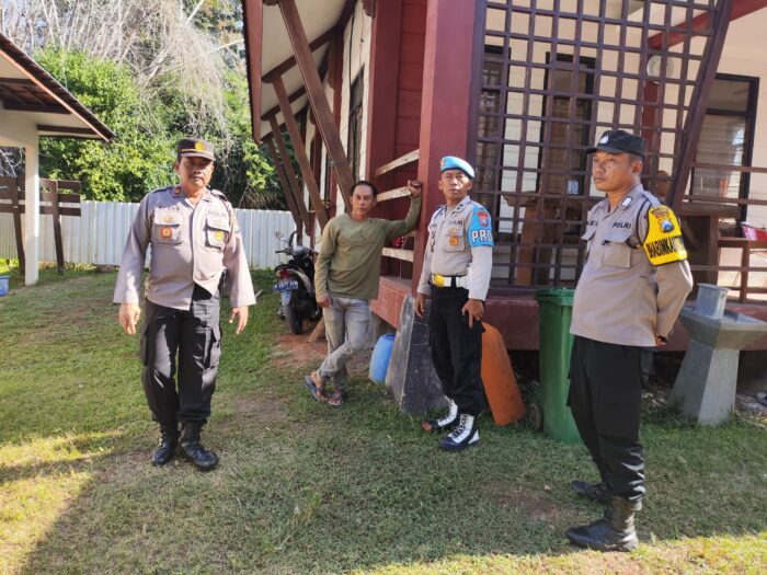 Anggota Polsek Tegaldlimo Polresta Banyuwangi Patroli Di Pelabuhan Rakyat