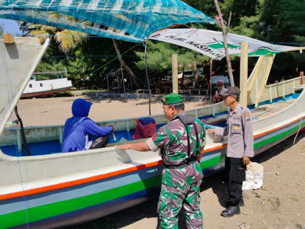 Anggota Polsek Wongsorejo Gelar Patroli Di Pesisir Pantai Wongsorejo