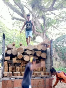 Petugas Stop 2 Truk di Jalan Pesanggaran Banyuwangi: Angkut Kayu Jati Ilegal