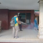 Antisipasi Dbd, Bhabinkamtibmas Polsek Kartasura Dampingi Kegiatan Fogging