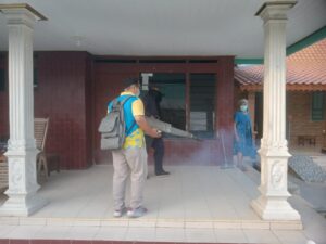 Bhabinkamtibmas Polsek Kartasura Dampingi Kegiatan Fogging bersama Puskesmas