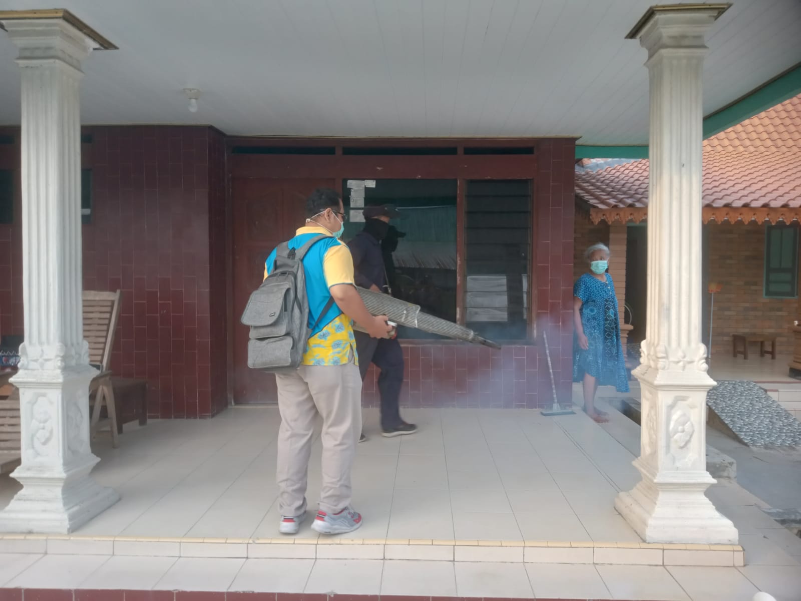 Antisipasi Dbd, Bhabinkamtibmas Polsek Kartasura Dampingi Kegiatan Fogging