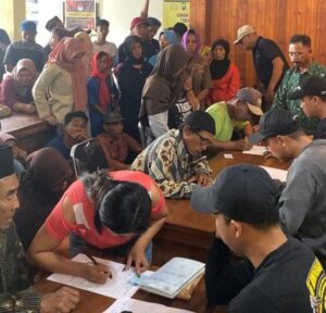 Polresta Banyuwangi Amankan Pembagian Tali Asih PT Bumisari ke Warga Pakel