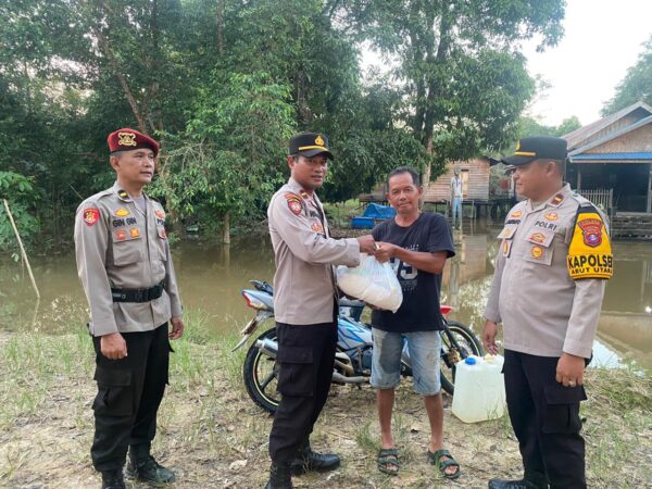 Bagikan Ratusan Paket Sembako, Personil Bko Polres Lamandau Peduli Warga