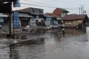 Rob Kembali Menggenangi Jalan Pantura Semarang – Demak di Kecamatan Sayung