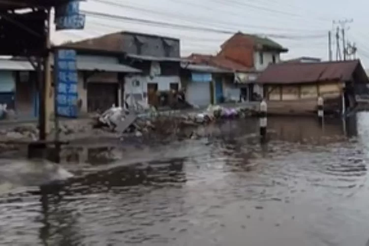 Lagi dan Lagi, Rob Menggenangi Jalan Pantura Semarang – Demak di Kecamatan Sayung