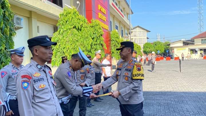 Berdedikasi Tinggi, Personil Berprestasi Terima Penghargaan Kapolrestabes Semarang