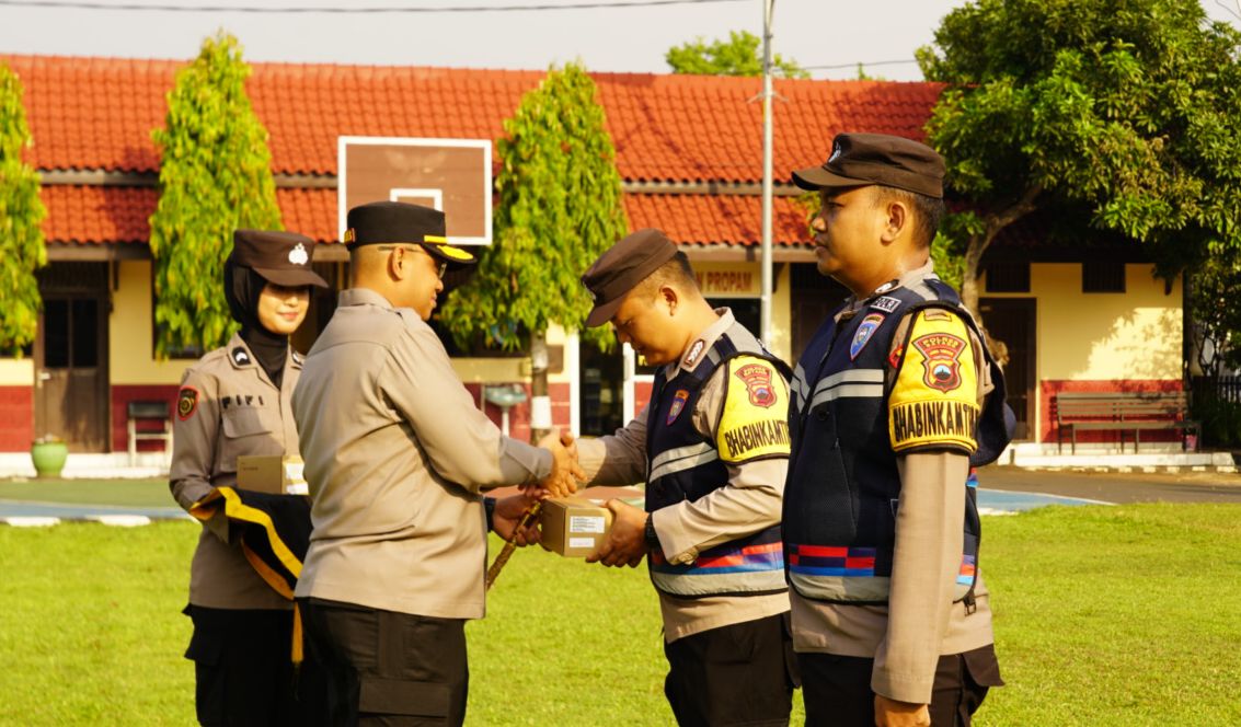 Beri Pelayanan Prima, Kapolres Batang Serahkan Alkom