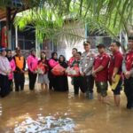 Berikan Bantuan, Kapolres Lamandau Peduli Warga Terdampak Banjir