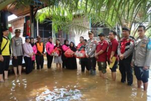 Terdampak Banjir, Kapolres Lamandau Berikan Bantuan Kepada Warga