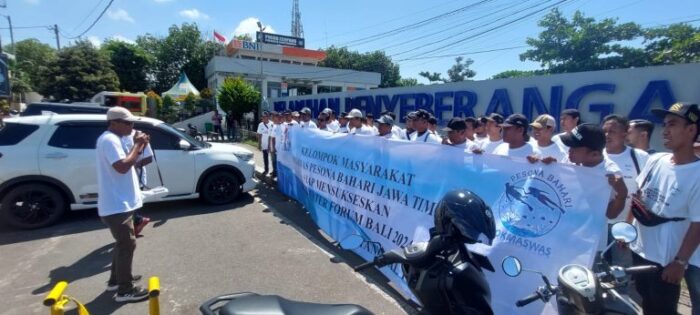 Bersama Polisi Jaga Jalur Penyeberangan Di Pelabuhan Rakyat Pokmas Kelautan