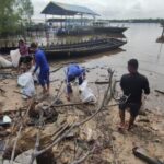 Bersihkan Sungai Bersama Masyarakat, Ditpolairud Polda Kalteng Peduli Lingkungan