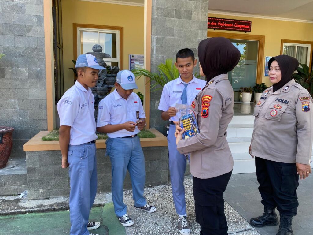 Upaya Pencegahan Narkoba, Sat Binmas Polres Sukoharjo Sebar Spanduk dan Brosur