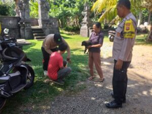 Bhabinkamtibmas Polres Jembrana Dampingi Tim Vaksinasi Rabies dalam Program MULIA