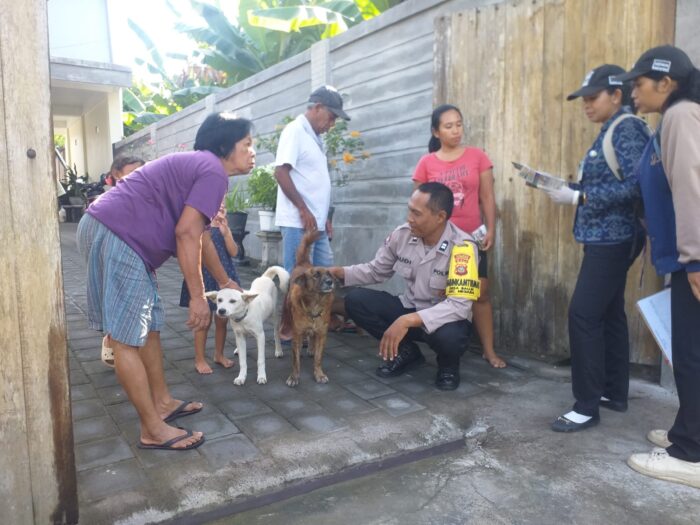 Bhabinkamtibmas Polres Jembrana Dampingi Tim Vaksinasi Rabies Dukung Program Mulia