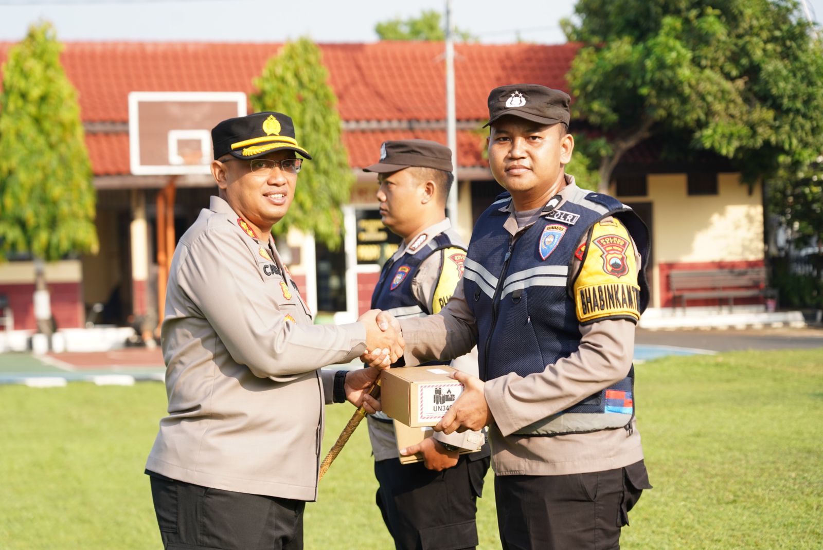 Bhabinkamtibmas Di Polres Batang Terima Alkom Ht/hp Lek 11 Motorola