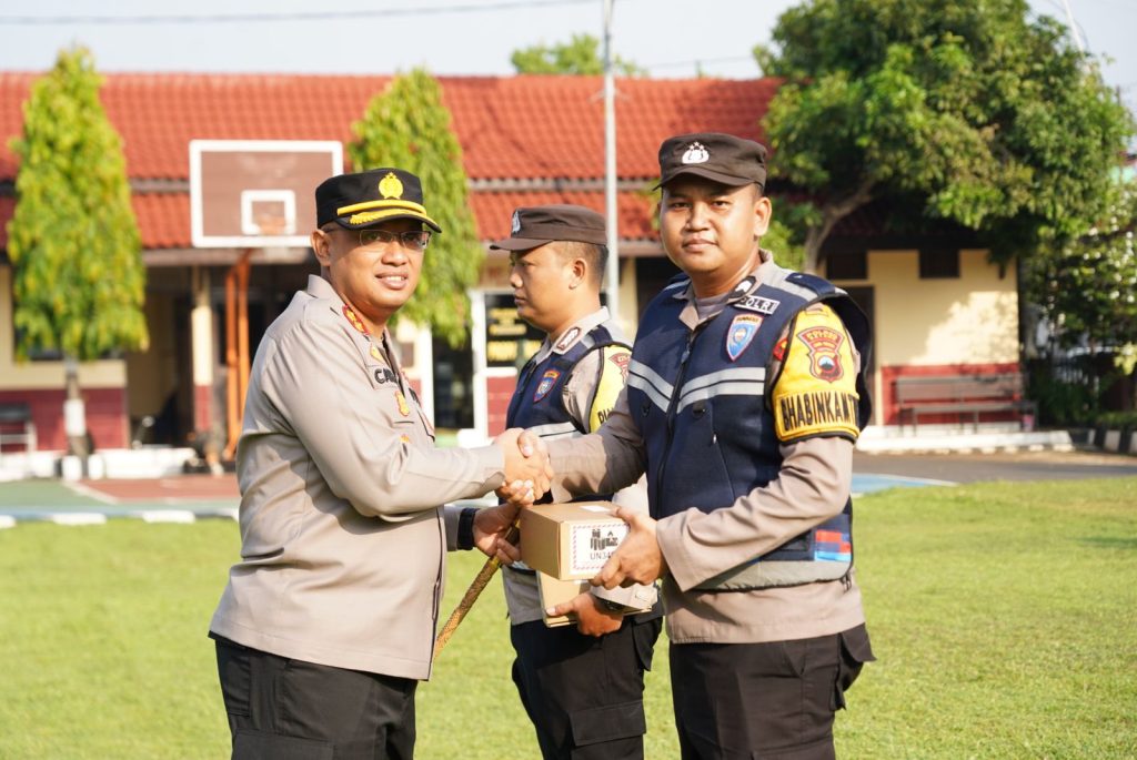 Bhabinkamtibmas di Polres Batang Terima Sejumlah Alkom Guna Tingkatkan Pelayanan