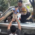 Bhabinkamtibmas Di Semarang Selamatkan Tiga Korban Mobil Terbalik