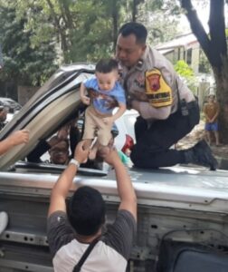 Bhabinkamtibmas di Semarang Selamatkan Tiga Korban Mobil Terbalik